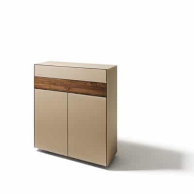 Cubus Pure Highboard mit Laden und Türe in Nussbaum und Farbglas kiesel.